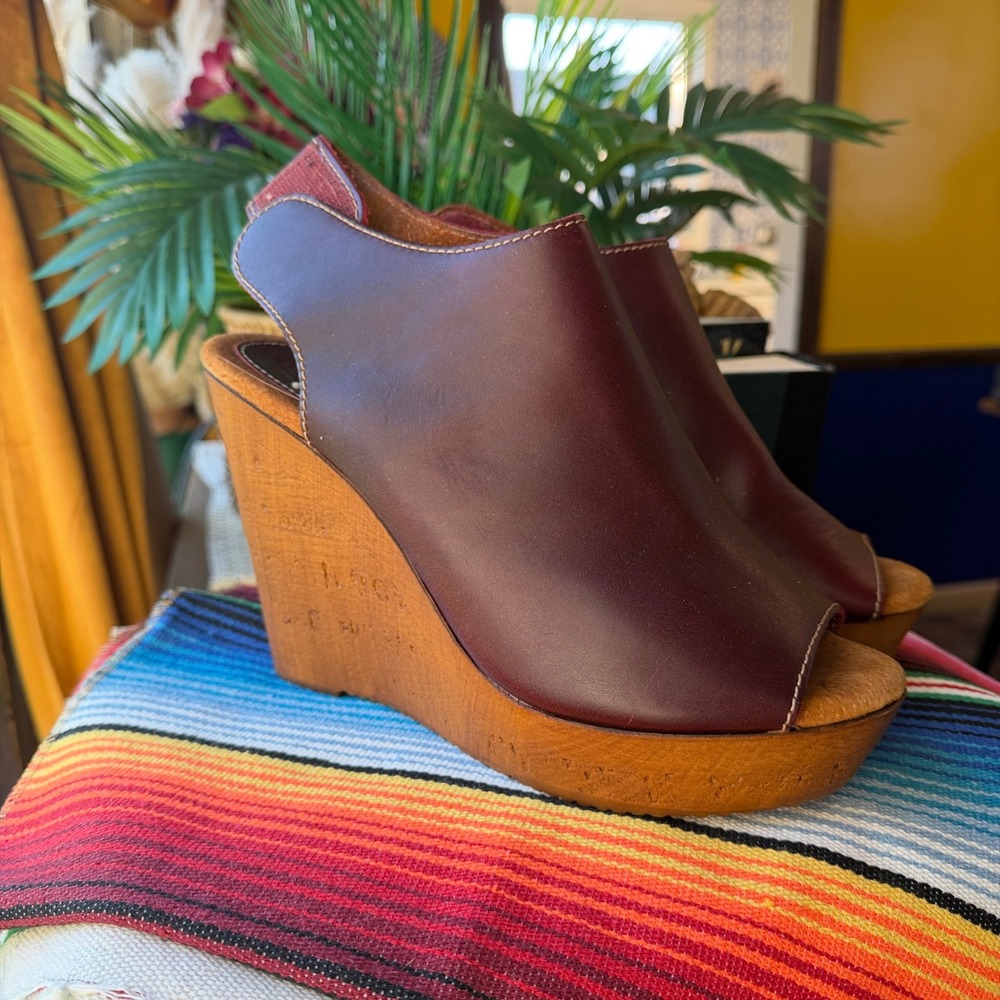 Sbicca Vintage Collection Burgundy Leather Peep Toe Wooden Wedge  Size 8.5